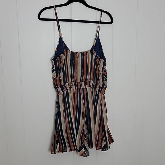 Striped ruffle romper - Picture 4 of 5